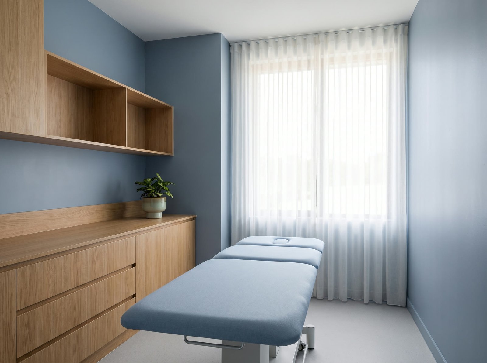Consultório clean da Clínica Vitalis, com luz natural e acabamento em madeira